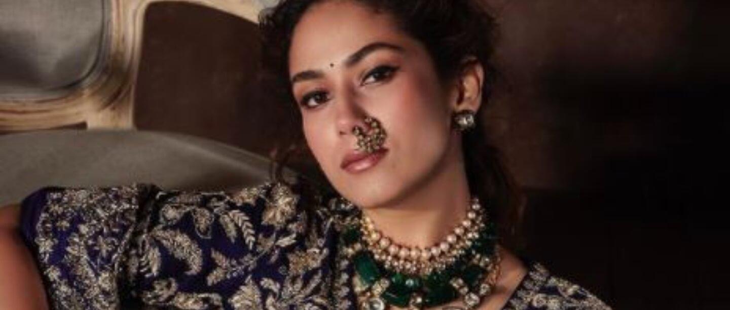 Pic: मीरा राजपूत ने अपने अंदर के मॉडल को निकाला बाहर, हेवी नथ और लहंगे में आईं नज़र