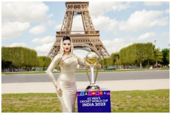 PICS: उर्वशी रौतेला ने पेश की ICC वर्ल्ड कप की ट्रॉफी, ऐसा करने वाली बनीं पहली भारतीय एक्ट्रेस