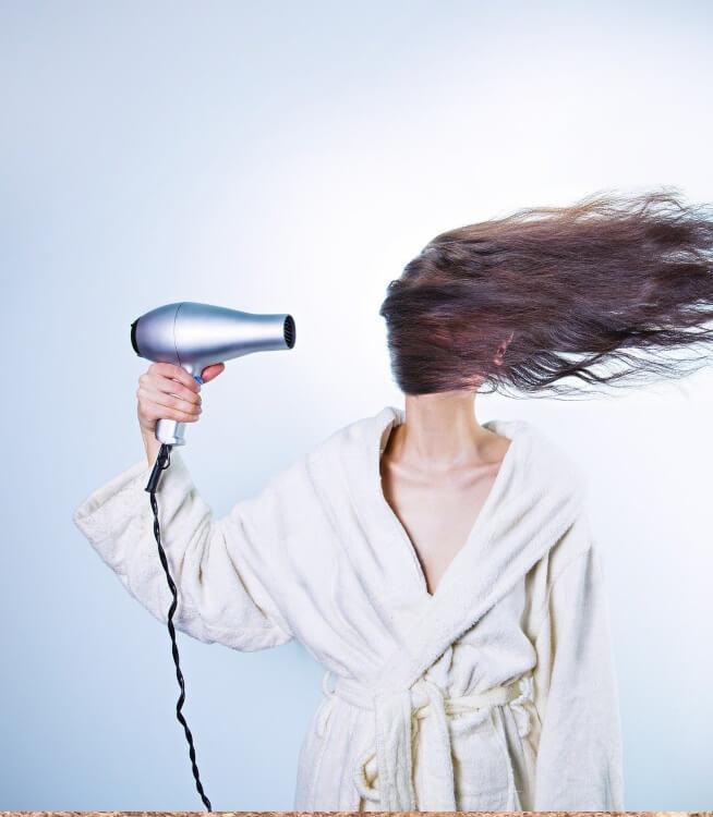 बालों में हीट प्रोडक्ट्स का इस्तेमाल करते हुए ना करें ये गलतियां, बालों को पहुंच सकता है नुकसान