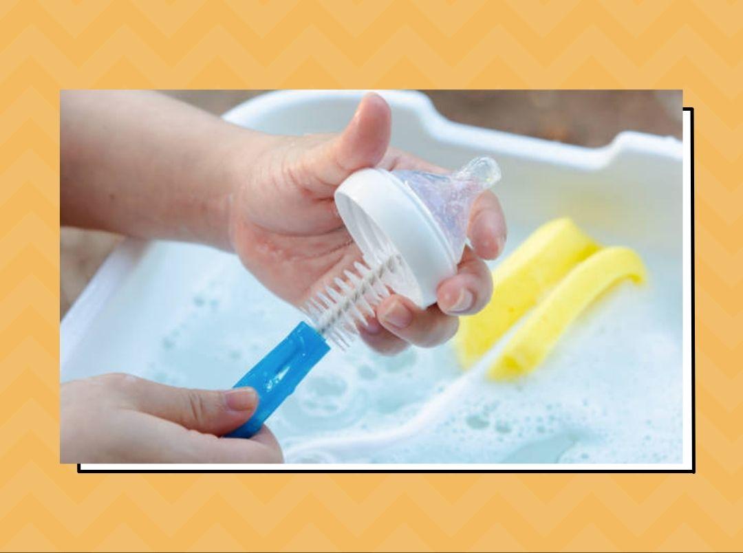 जानिए बच्चे की दूध की बोतल को साफ करने का सही तरीका क्या है